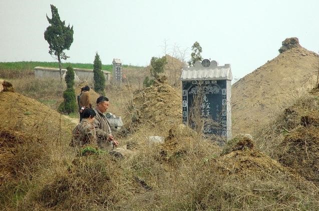 新坟下雨塌陷能添土吗