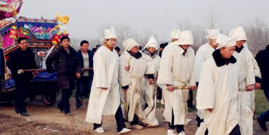 戴孝用颜色区分辈分