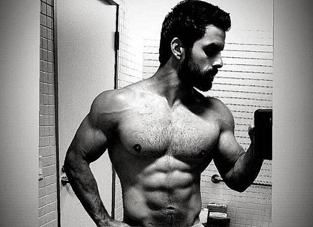 对着镜子拍腹肌技巧