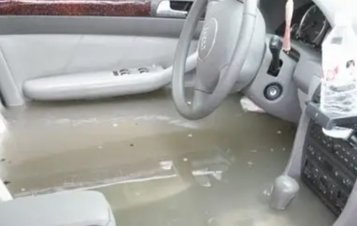 才买得一个月的新车被水淹了怎么办