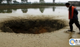 鱼塘突现深坑2万斤鱼一夜消失 深坑如何形成的？