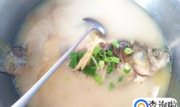鲫鱼汤怎么做？营养美味最家常鲫鱼汤的做法！