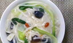 怎样做美味的松花蛋白萝卜汤面？