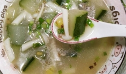 怎样做美味的冬瓜海鲜菇白果汤？