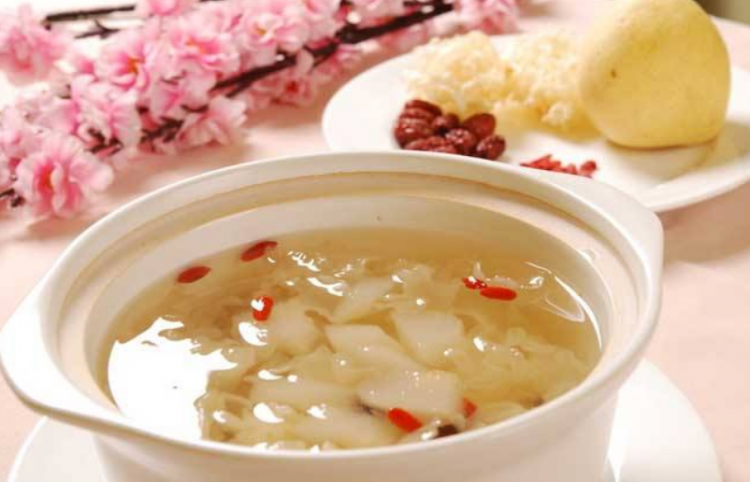 牛奶银耳红枣汤的做法
