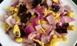 怎样做出好吃的洋葱木耳炒鸡蛋？