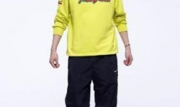 黄卫衣搭配什么裤子