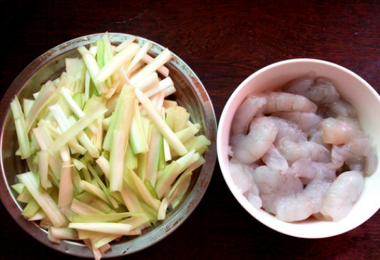 大蒜炒虾仁的家常做法