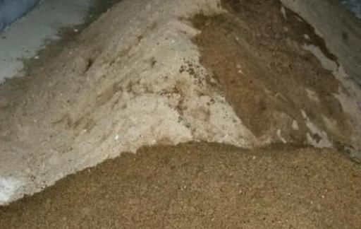 贴地砖用粉墙沙还是用浇灌沙