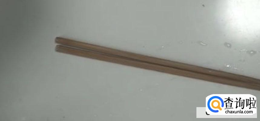 如何用筷子开啤酒瓶