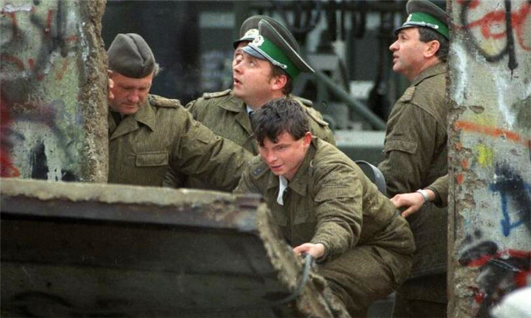 柏林墙于第几次柏林危机时建立