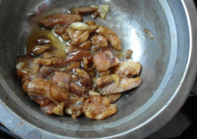 萝卜炒鸡肉的做法