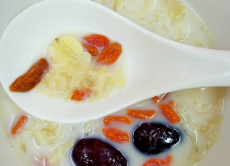 牛奶银耳红枣汤的做法