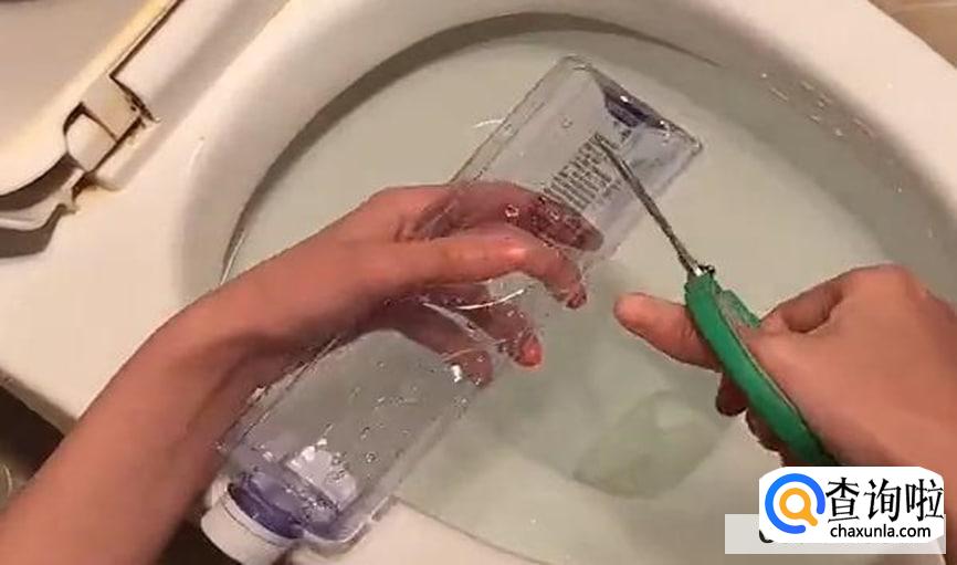 厕所掉进去硬东西堵了怎么办